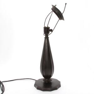 Just Andersen Bordlampe af diskometal med dråbeformet, kantet korpus. Stemplet monogram Just A., dessin 2256. H. inkl. fatning 38.