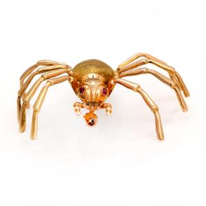 Rubinbroche af 14 kt. guld i form af edderkop prydet med facetslebne rubiner. L. ca. 5 cm. B. ca. 3 cm. Vægt. 11 g.