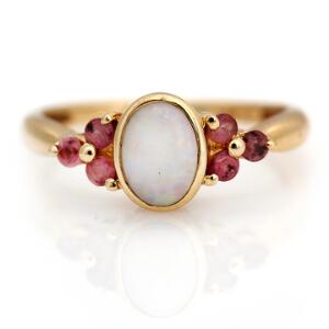 Opal- og rosenkvartsring af 14 kt. guld prydet med cabochonslebet opal flankeret af facetslebne rosenkvarts. Str. 52.