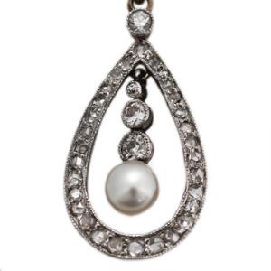 Perle- og diamantvedhæng af 14 kt. guld- og hvidguld prydet med brillant- og rosenslebne diamanter med ældre slibning. L. ca. 3,2 cm.