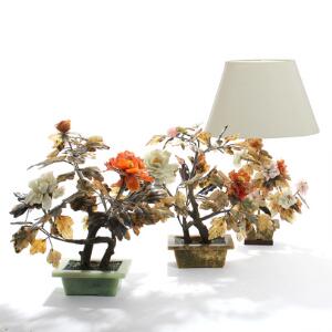 Tre kinesiske blomsteropsatser af udskåret sten, den ene monteret til el. 20. årh. H. 44 og 48. H. inkl. skærm 65. 3