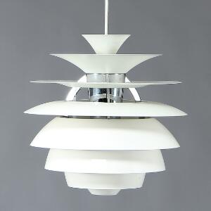 Poul Henningsen Kuglelamel. Pendel med lameller af hvidlakeret metal. Udført hos Louis Poulsen. H. 38. Diam. 40.