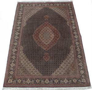 Tabriz tæppe, Persien. Klassisk medaljondesign på bund med heratimønster. 21. årh. 297 x 197.