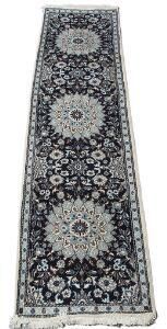 Nain løber, Persien. Medaljoner på blå bund. Ca. 2000. 282 x 81.