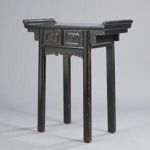 Kinesisk alterbord af sortlakeret hardwood, prydet med skæringer, front med to skuffer. 20. årh. H. 94,5. L. 84. B. 38.
