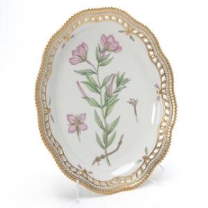 Flora Danica ovalt fad med gennembrudt fane af porcelæn, dekoreret i farver og guld med blomster. 3537. Royal Copenhagen. L. 27 cm.