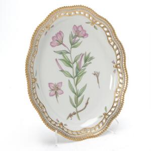 Flora Danica ovalt fad med gennembrudt fane af porcelæn, dekoreret i farver og guld med blomster. 3537. Royal Copenhagen. L. 27 cm.