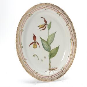 Flora Danica ovalt fad af porcelæn, dekoreret i farver og guld med blomster. 3560. Royal Copenhagen. L. 36 cm.