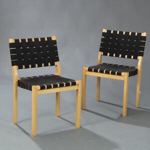 Alvar Aalto Et par spisestole med stel af birk. Sæde samt ryg udspændt med sort gjord. Model 611. Udført hos Artek. 2