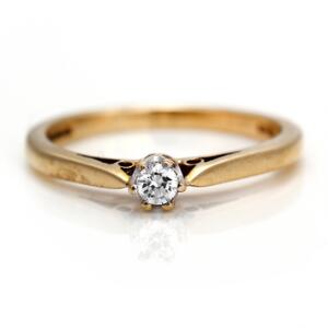 Diamantsolitairering af 9 kt. guld prydet med brillantslebet diamant. Str. 55.