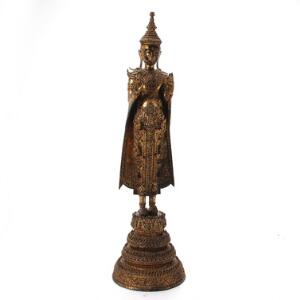 Stående thailandsk Buddha af forgyldt og patineret bronze, stående i stillingen frygtløshed og beskyttelse. Ca. 1900. H. 80 cm.