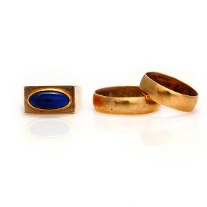 Tre ringe af 14 kt. guld heraf en prydet med cabochonslebet lapis lazuli. Str. 62, 55 og 54. Vægt i alt. 12 gr.