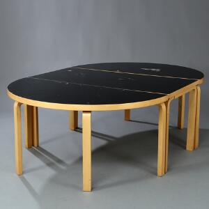 Alvar Aalto Spisebord bestående af to D-ender samt rektangulær midterdel. Stel af formspændt birk. Top ilagt sort linoleum. Udført hos Artec. 3
