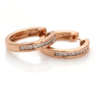 Et par diamantørestikker af 14 kt. pink guld creolmodel hver prydet med brillantslebne diamanter. Diam. ca. 1,8 cm. 2