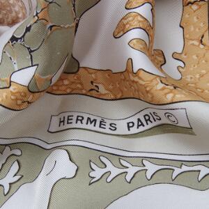 Hermés Early America, kvadratisk tørklæde af silke med print af fugle, egern og hunde i lyse grønne nuancer. L. ca. 88 cm.