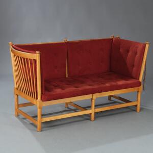 Børge Mogensen Tremmesofa. To-pers. sofa med stel af bøg. Løse hynder i sæde og ryg betrukket med rustrød alcantara. Model 1789.