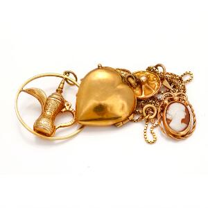 Halskæde med tre vedhæng af 18 kt. guld og et af 14 kt. guld. L. ca. 72, 3,5og 2,5 cm. Vægt i alt 19,5 gr. Ca. 1950.