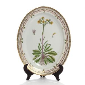 Flora Danica. Ovalt fad af porcelæn, dekoreret i farver og guld med blomster. Kgl. P. nr. 3517. L. 36.