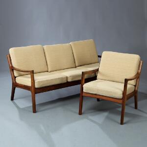 Ole Wanscher Dagligstue bestående af to armstole samt tre-pers. sofa med stel af palisander. Løse hynder i sæde og ryg betrukket med lys uld. 3