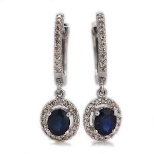 Et par safir- og diamantørestikker af 14 kt. hvidguld hver prydet med facetslebet safir og talrige brillantslebne diamanter. L. ca. 2 cm. 2