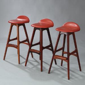 Erik Buck Et sæt på tre barstole med stel af palisander. Sæder betrukket med rødt farvet skind. Model OD 61. 3