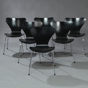 Arne Jacobsen Syveren. Et sæt på seks spisestole opsat på stel af stål. Sæde og -ryg af formbøjet, sortlakeret bøg. Model 3107. 6