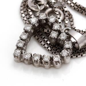 Diamantvedhæng med tilhørende kæde af 14 kt. hvidguld i form af hjerte prydet med talrige brillantslebne diamanter. L. ca. 2 og 37 cm. Ca. 2000.