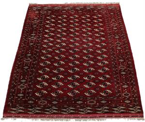 Semiantik silke Bochara tæppe, prydet med gentagelsesmønster med Tekke hovedgüls. på rød bund. Turkmenien. 20. årh.s midte. 308 x 244.