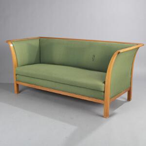 Frits Henningsen 2½ personers sofa med stel af eg, sæde, sider samt ryg med grønt betræk. L. 173.