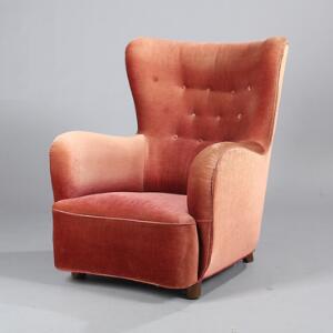 Flemming Lassen tilskrevet Øreklapstol med rosa velour, runde forben af bøgetræ. 1930-1940erne.