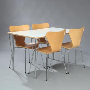 Arne Jacobsen, Piet Hein, Bruno Mathsson Rektangulært spisebord samt fire syveren stabelstole. Model B436 samt 3107. 5