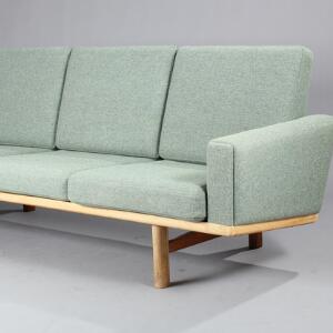Hans J. Wegner GE 236. Tre-personers sofa af massiv eg, armlæn og løse hynder med blågrøn uld. Udført hos Getama, Gedsted. L. 210.