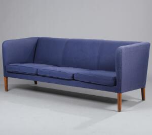 Hans J. Wegner AP 18. Fritstående tre-personers sofa med ben af bøg, sider, ryg og løse hynder med blåt uld. Udført af A. P. Stolen. L. 194.