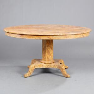 Ovalt bord af marmoreret træ, ottekantet søjle på firpasfod. 19. årh. H. 74. L. 141. B. 112.