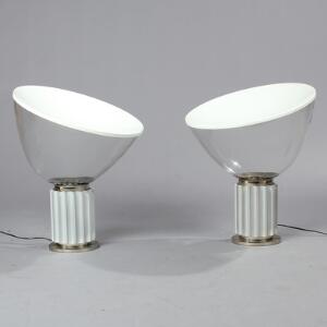 Achille Castiglioni Taccia 121. Et par lamper med bevægelig overskærm udformet som projektreflektor. H. 59. Diam. 50. 2