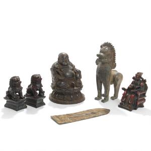 Buddha, fo-hunde, relief m.m af jern og støbt komposit. 20. årh. H. 16,5-32. 6