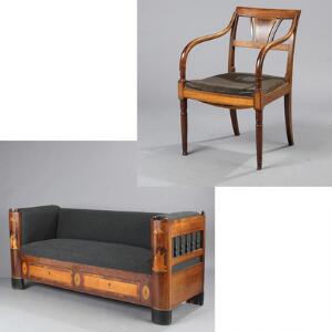 Empire sofa og armstol af mahogni, prydet med intarsia i lyst træ, sofa med to skuffer under sæde. 19. årh.s begyndelse. Sofa L. 194. 2