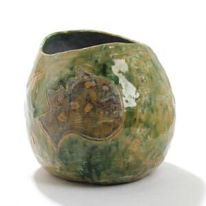 Sven Dalsgaard Den blindes dag. Vase af keramik indridset med figur og pil, dekoreret med grøngul, blå og brun glasur. H. 17.