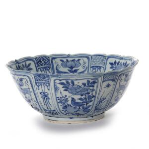 Wanli kraak skål af porcelæn, dekoreret i underglasur blå. Kina 1573-1619. Diam. 36 cm.