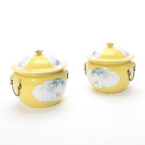 Par kinesiske madskåle af porcelæn, dekorerede med scenerier på gul grund. Mærket Tong Xing Zhen Pin work shop. H. 20 cm. Diam. 18 cm. 2