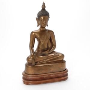 Buddha Shakyamuni af metal. Sukhothaistil. Thailand 20. årh. Med stand. H. eksl. stand 39,5 cm.