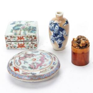 To segl dåser af porcelæn, snusflaske og lille dåse af ben. Kina 19.-20. årh. Diam. 9 cm og 6 x 6 cm