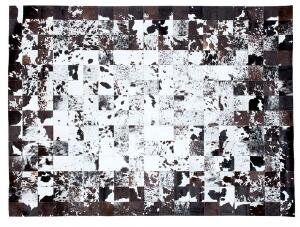 Moderne patchwork tæppe udført af skind kvadrater. 21. årh. 300 x 220.