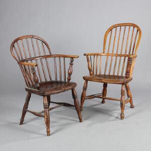 Større og mindre Windsor armstol af poleret træ, begge med tremmeryg på balusterformede ben hvorimellem sprosser. 19. årh. 2