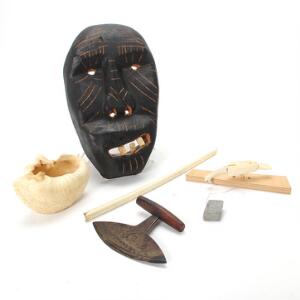 En samling grønlandica bestående af diverse effekter af træ og ben. Maske H. 29 cm. 5