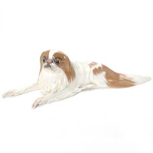 Erik Nielsen Pekingeser figur af porcelæn, dekoreret i underglasur farver. 442. Royal Copenhagen. L. 55 cm.