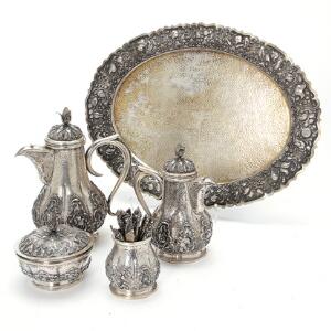 Indonesisk te- og mokkaservice af sølv bestående af mokkakander, sukkerskål, teskeer og lille skål. 20. årh. H. 8,5-19 cm. Vægt 2190 gr. 23