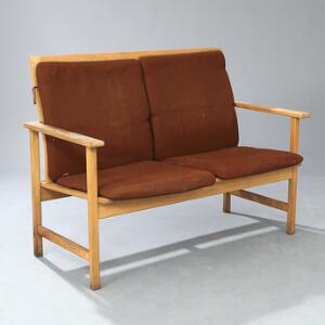 Børge Mogensen To-personers sofa med stel af eg. Løse hynder betrukket med brun uld. Model 2259. L. 124.