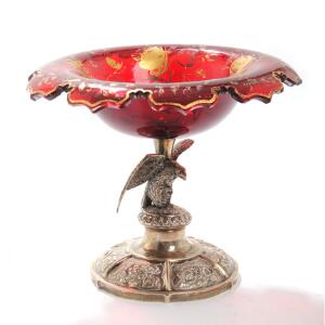 Opsats af sølv med skål af rødt glas dekoreret i guld med blomster, stamme i form af ørn. Mester Christian A. Bierager, 1848. H. 17. Diam. 20,5.