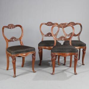 Et sæt på fire Louis Philippe stole af mahogni stående på let svungne og rigt udskårede ben. 19. årh. 4